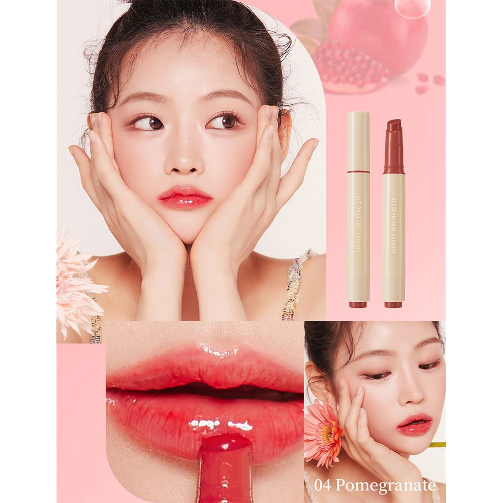 Frau mit Lippenstift. Zwei Lippenstifte im Hintergrund. Nahaufnahme der Lippen. Aufschrift "04 Pomegranate".