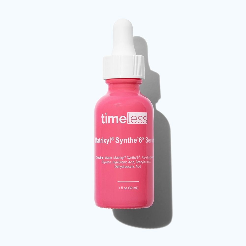 Rosa Flasche mit weißem Tropfer. Aufschrift: Timeless Matrixyl Synthe'6 Serum. Enthält Inhaltsstoffe.