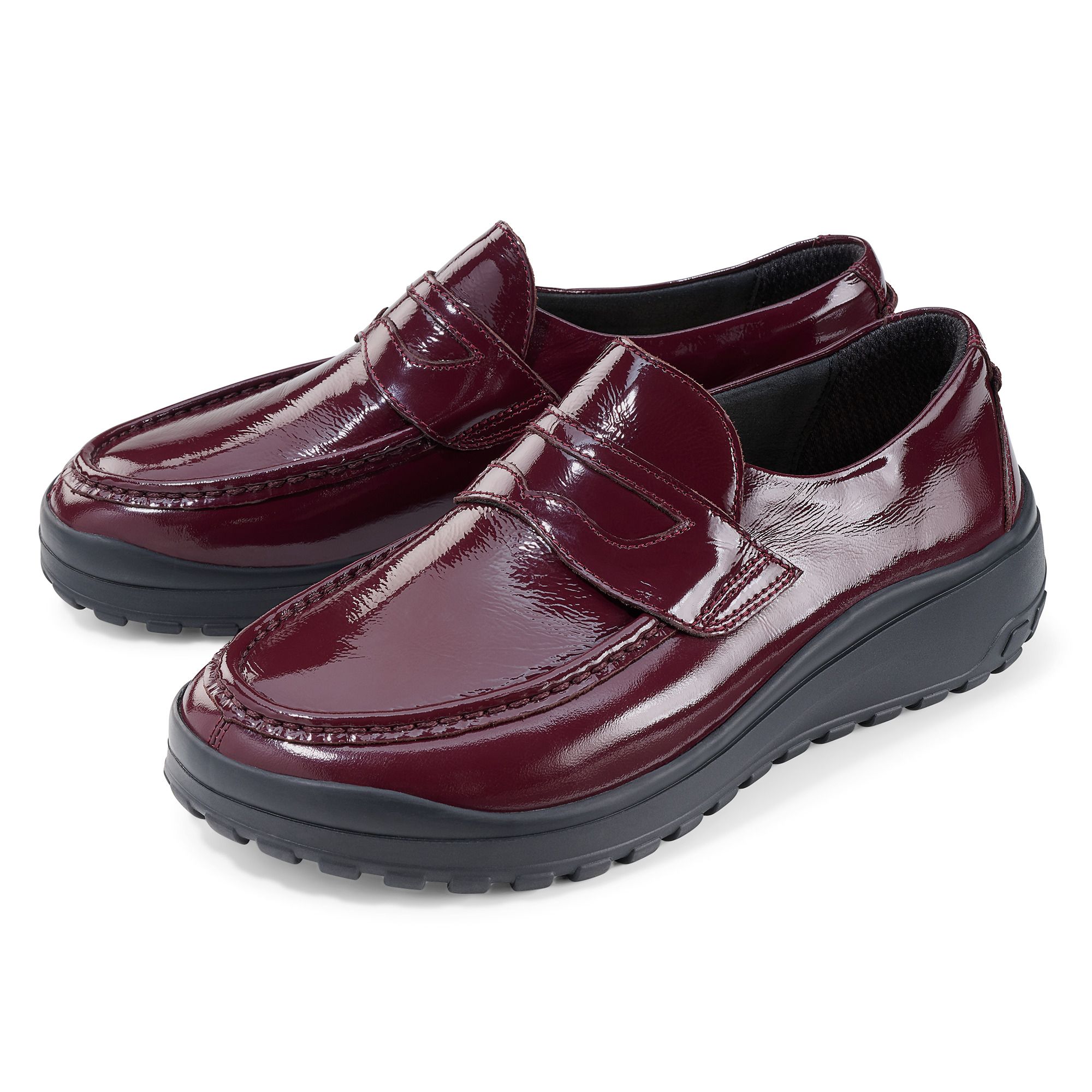 Ein Paar bordeauxrote Damen-Slipper aus Lackleder mit breiter Passform, von vorne.