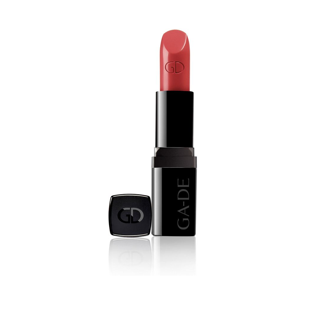 Lippenstift mit rosafarbenem Stift. Schwarze Hülse mit "GA-DE"-Schriftzug. Deckel daneben. Logo "GD".