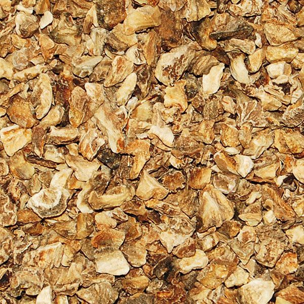 Nahaufnahme von kleinen, unregelmäßig geformten, hellbraunen Stücken. Unterschiedliche Größen und Texturen.