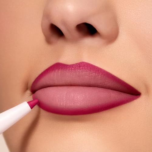 Lippenliner in Fuchsia-Pink wird auf die Lippen aufgetragen.