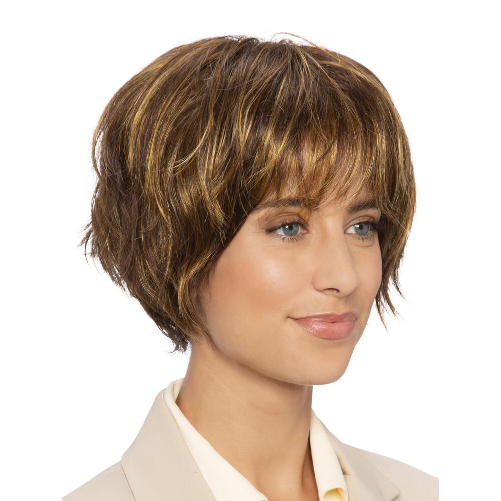 Kurzhaarperücke mit Pony, braun mit helleren Strähnen. Seitenansicht einer Frau mit beigem Blazer.