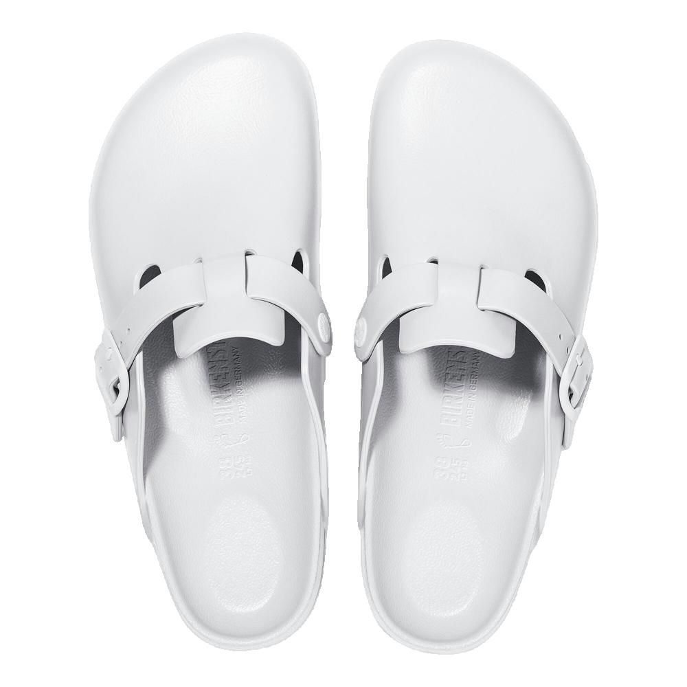 Due zoccoli bianchi. Vista dall'alto. Birkenstock Boston.