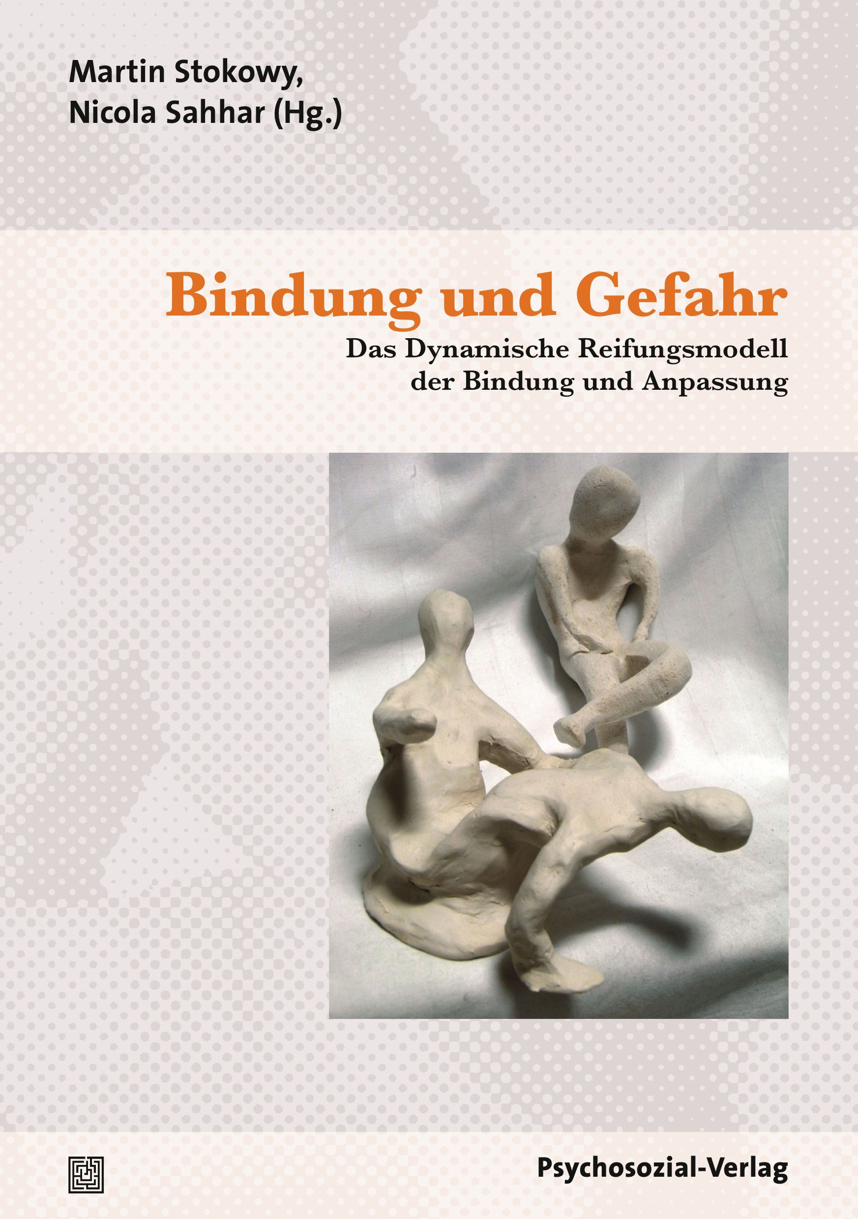 Buchcover: Titel "Bindung und Gefahr". Autoren: Martin Stokowy, Nicola Sahhar. Verlag: Psychosozial-Verlag. Abbildung: Drei abstrakte Figuren aus Ton.