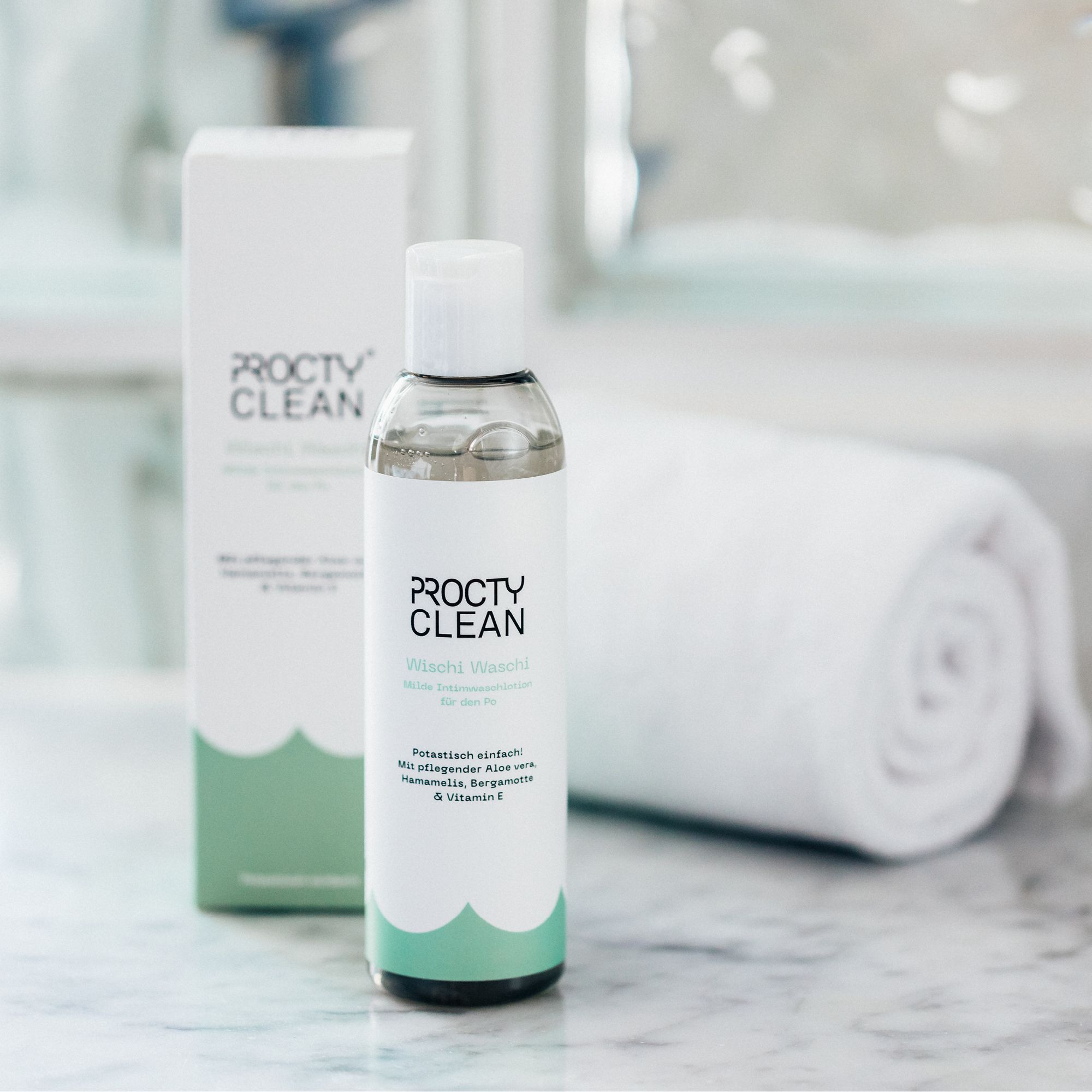 Produktflasche und Verpackung. Hintergrund: Badezimmer.