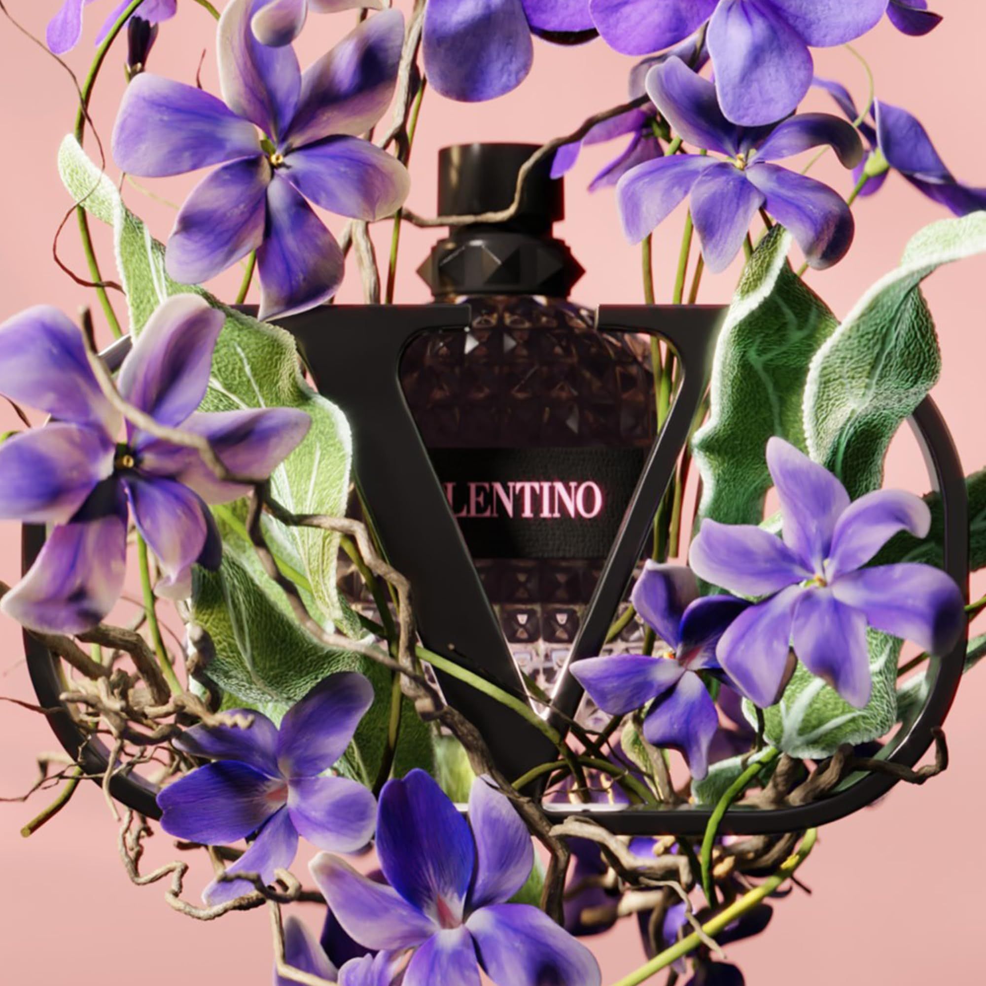 Valentino Uomo Born In Roma Eau De Toilette Flakon mit Blumen. Schwarze Flasche mit Blumen und Valentino-Logo.