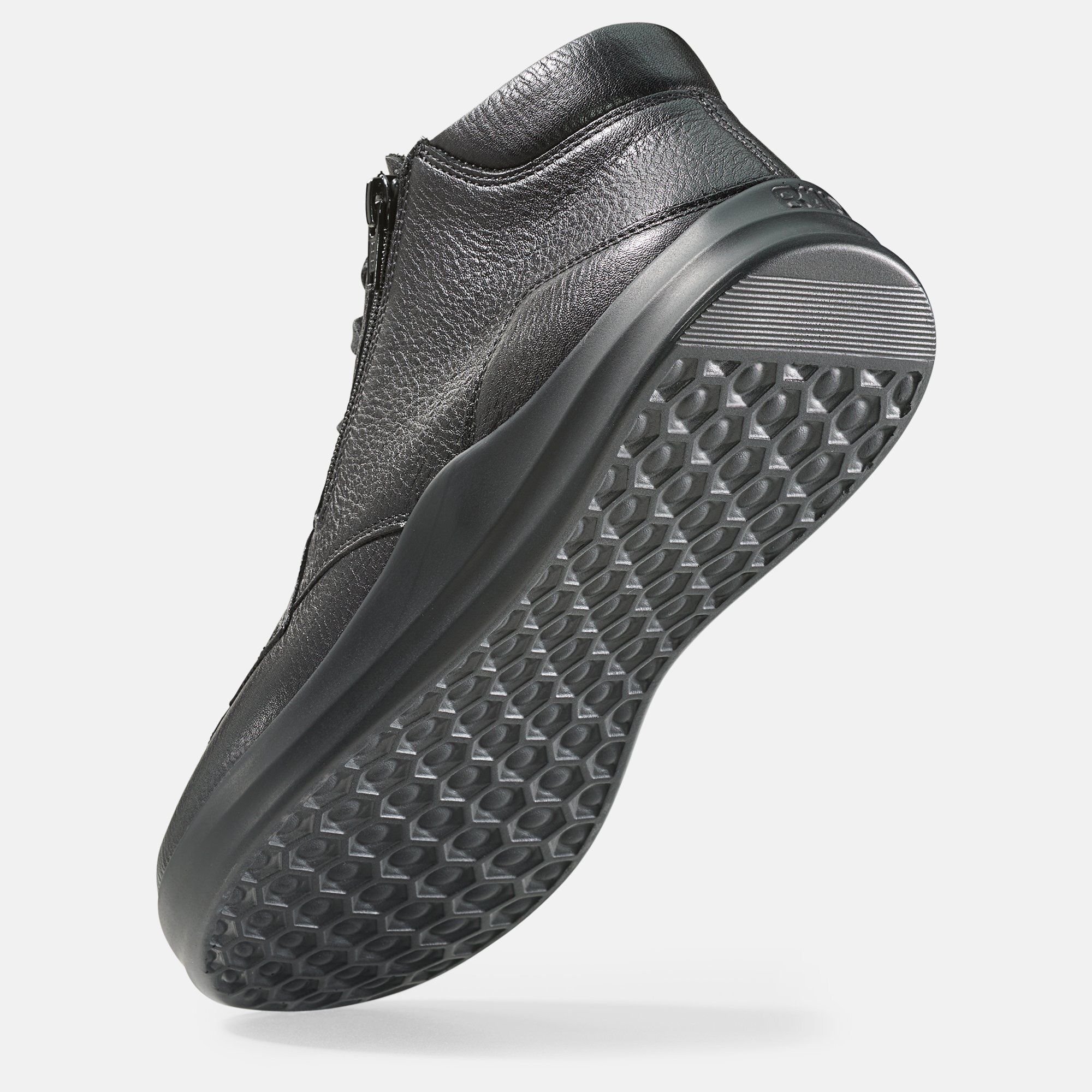 Schwarze Herren-Stiefelette von unten. Sichtbare Sohle mit Profil. Strukturiertes Obermaterial.
