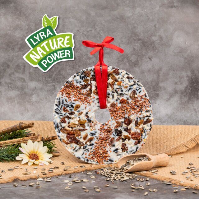 Runder Vogelfuttertaler mit roter Schleife. Logo: Lyra Nature Power. Auf Jutestoff mit Zubehör.