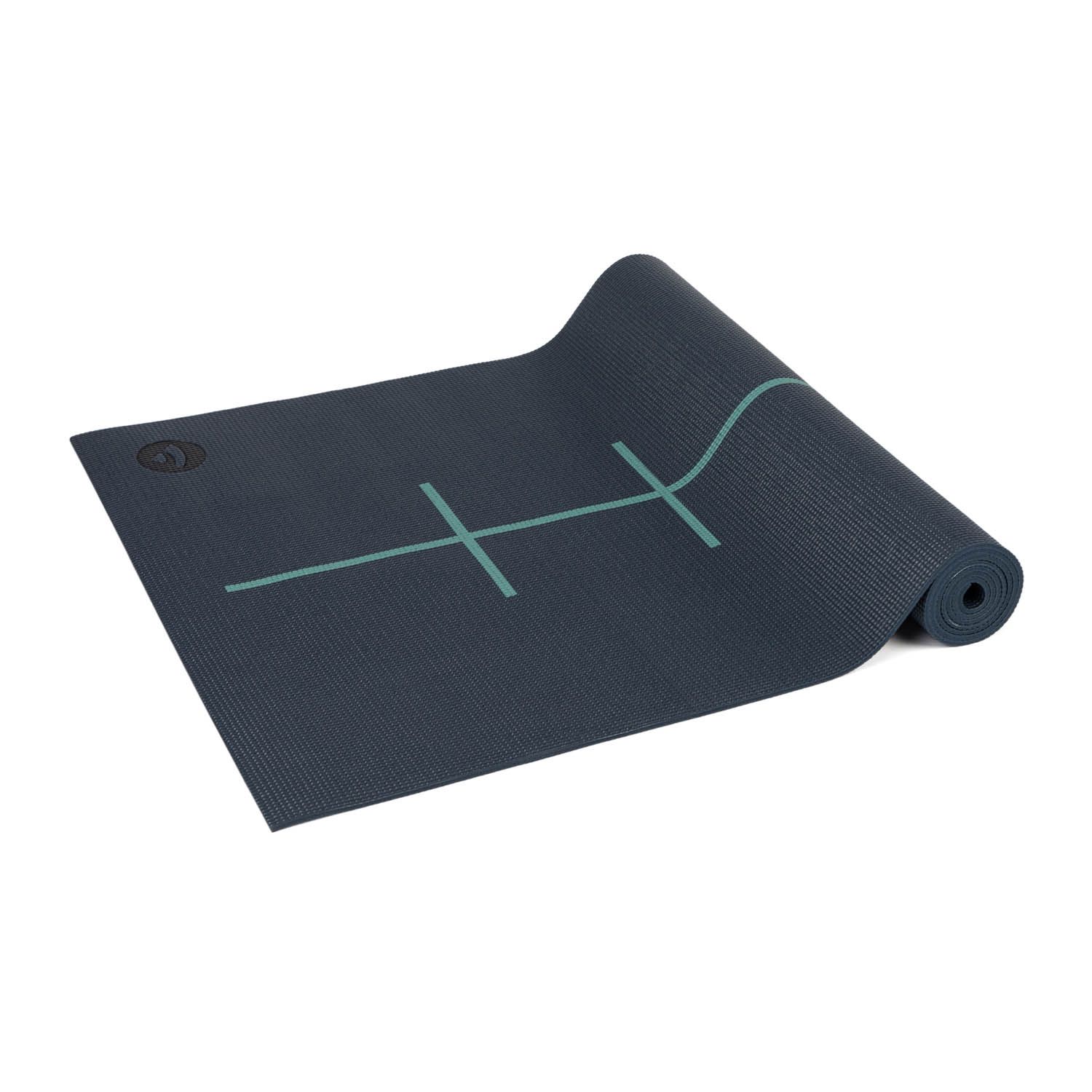 Dunkelblaue Yogamatte mit grünen Ausrichtungslinien. Teilweise ausgerollt, mit Logo. YANTRA/ALIGNMENT.