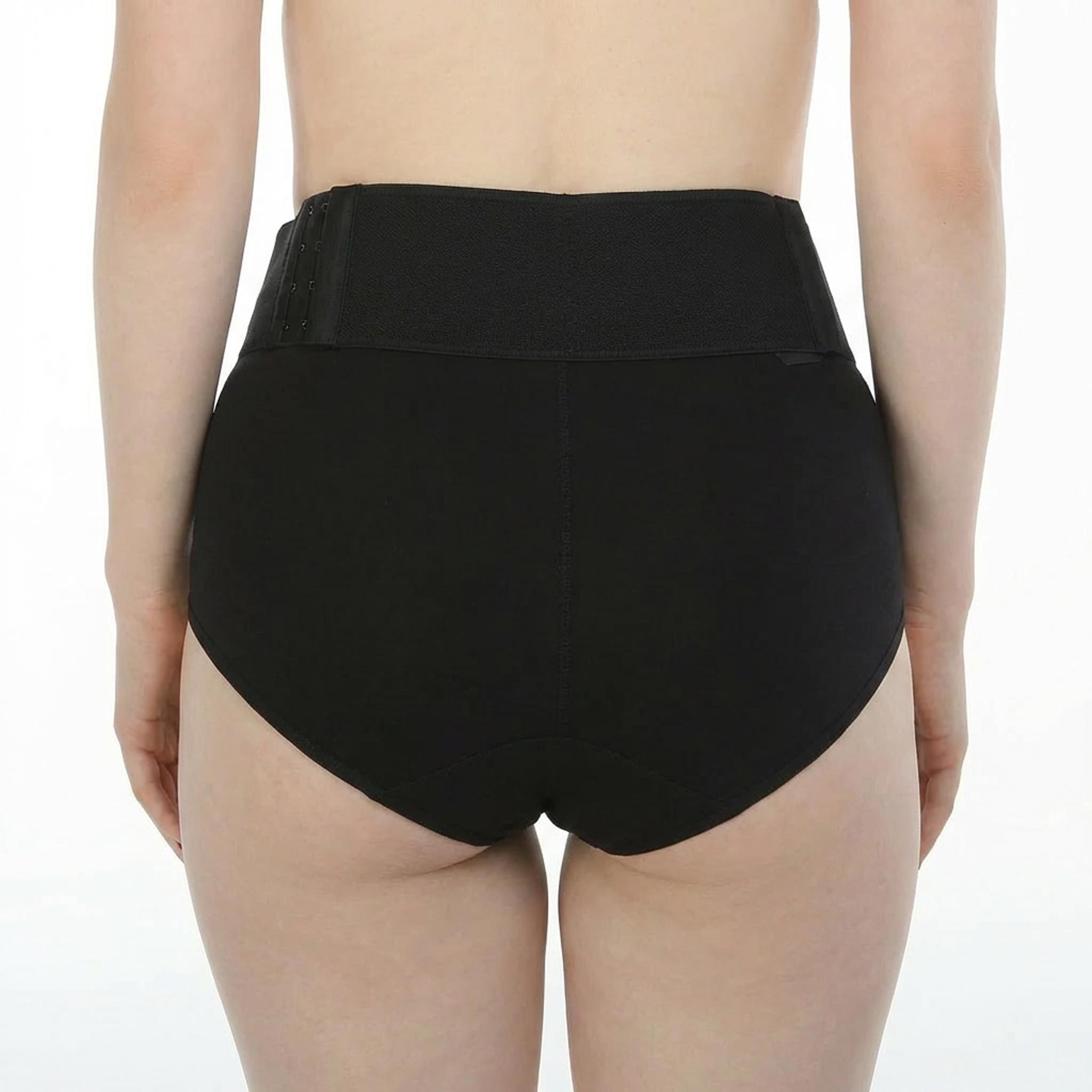 Schwarze Miederhose, Rückansicht. Frau, von hinten, Hüfte und Gesäß sichtbar.