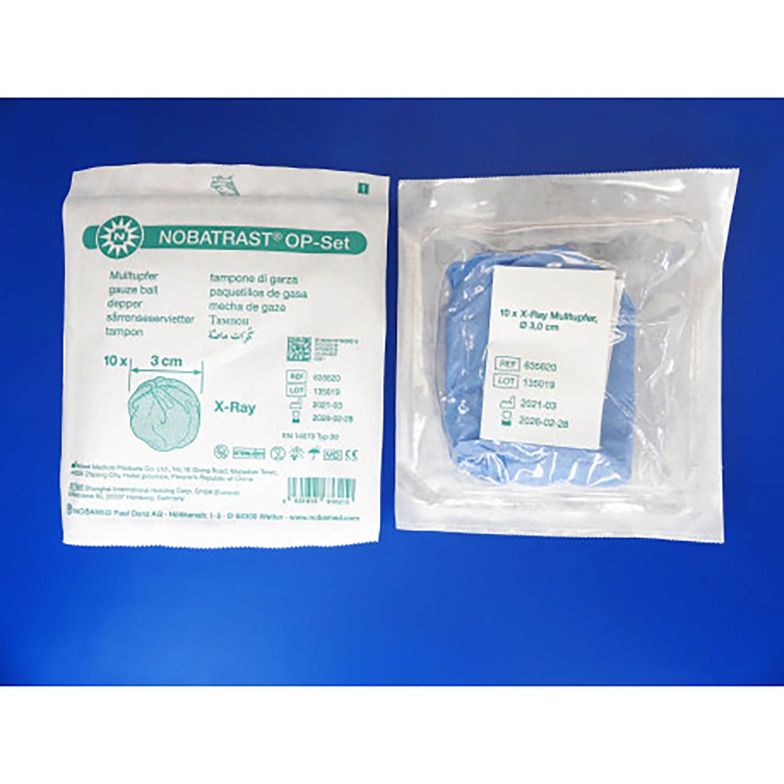 Zwei Packungen Mulltupfer, 3,0 cm Durchmesser. Eine Packung geöffnet, eine ungeöffnet. Produktinformationen auf den Verpackungen.