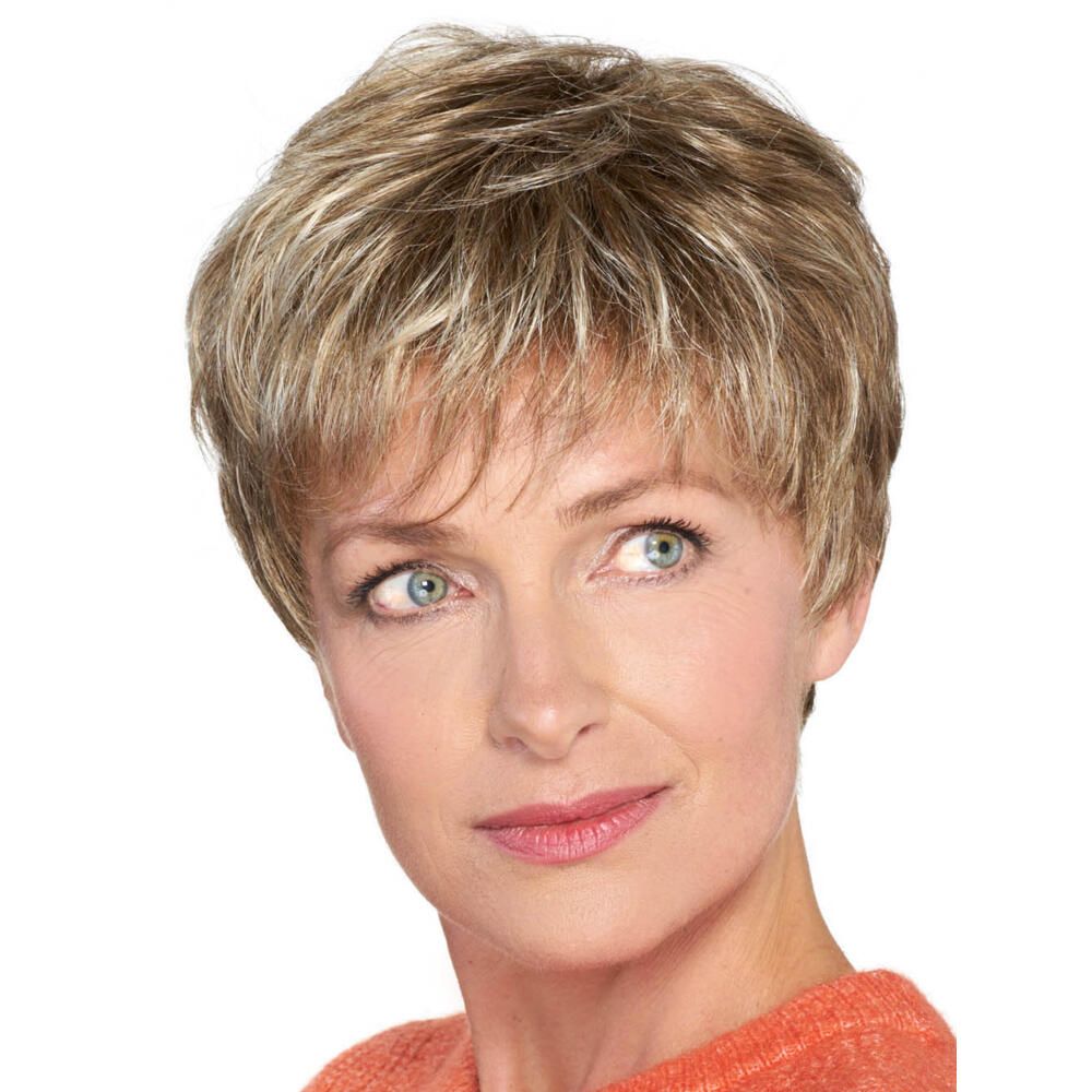 Kurzhaarperücke mit blonden Strähnen. Frau schaut zur Seite. Oranger Pullover.