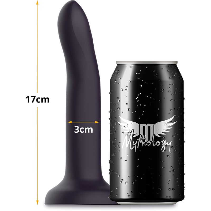 Dildo, dunkelviolett, mit Saugnapf. Neben einer Dose mit Logo. Maße: 17cm hoch, 3cm Durchmesser. Marke: Mythology.