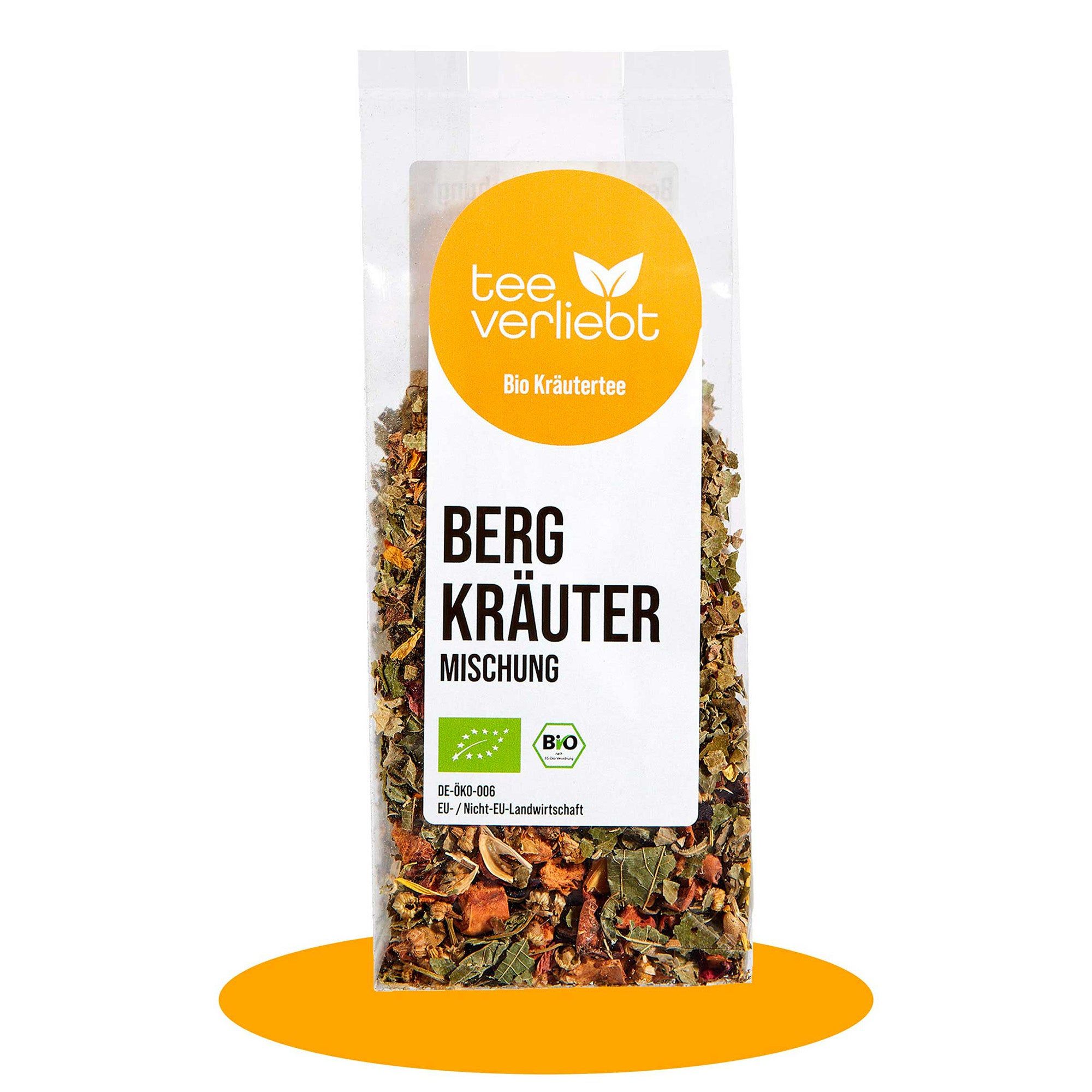 Klare Plastikverpackung mit Kräutermischung. Aufkleber mit "tee verliebt" und "Bio Kräutertee". Text: "Berg Kräuter Mischung". Bio-Siegel.