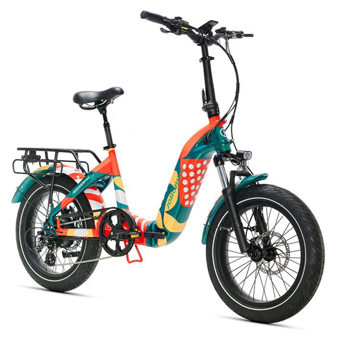 E-Bike JOBOBIKE Romer Pro. Grün-rot-gelbes Design. Gepäckträger, Schutzbleche, schwarze Reifen. Lenker mit Display. Sattel und Pedale.