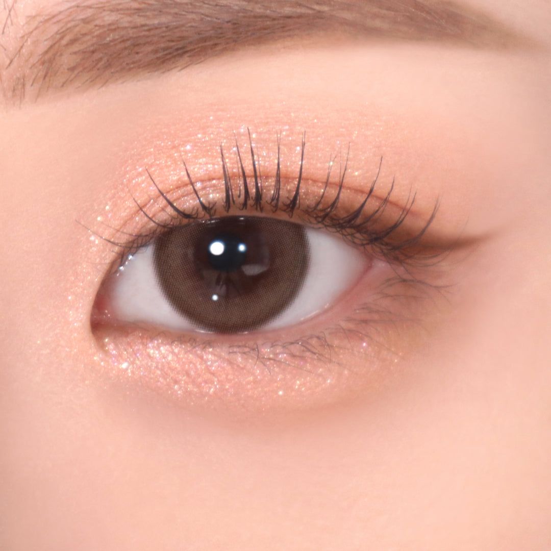 Nahaufnahme eines Auges mit Lidschatten in Brauntönen und Eyeliner. Wimpern betont.