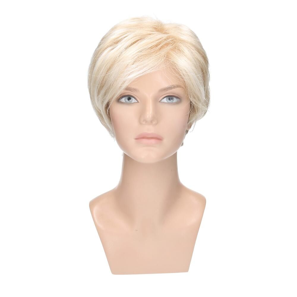 Perücke AMSTERDAM Comfort in Islandblond auf einem Schaufensterkopf. Kurze, blonde Haare mit Seitenscheitel.