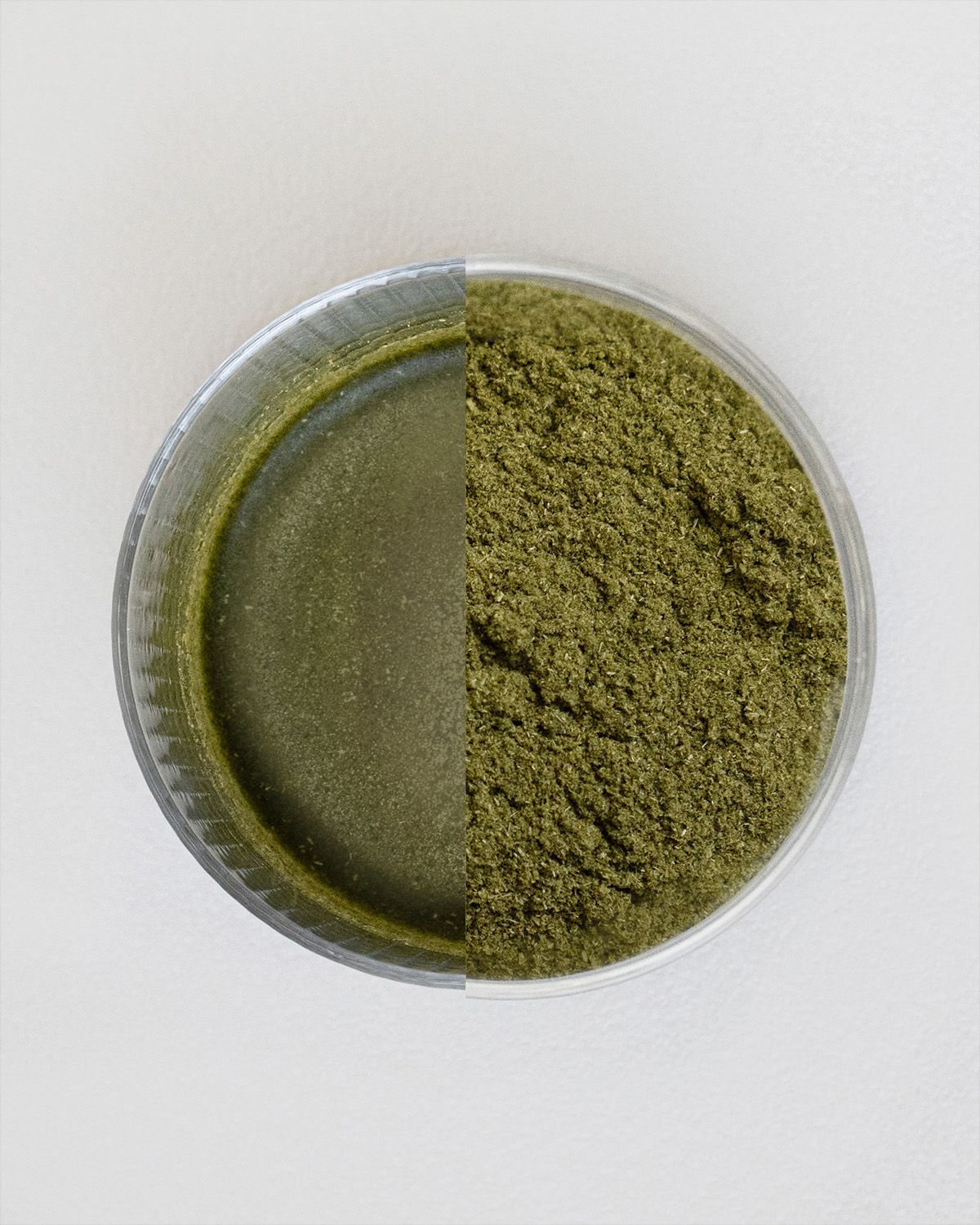 Glasbehälter, halb mit grüner Flüssigkeit, halb mit grünem Pulver gefüllt.