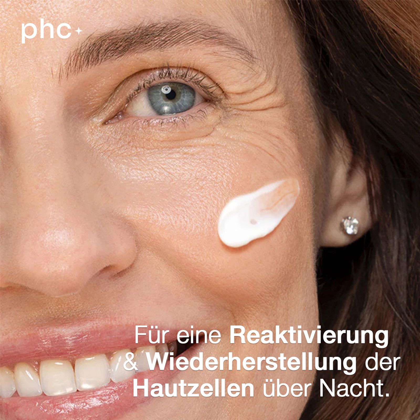 Nahaufnahme einer Frau mit Creme auf der Wange. Text: Für eine Reaktivierung & Wiederherstellung der Hautzellen über Nacht. Logo: phc+.