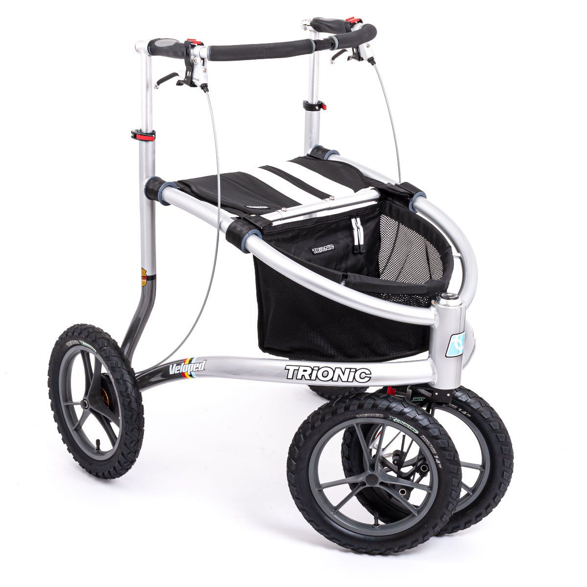 Rollator mit drei Rädern. Silberner Rahmen, schwarze Reifen. Schwarze Tasche mit weißen Streifen. "Trionic" Schriftzug.