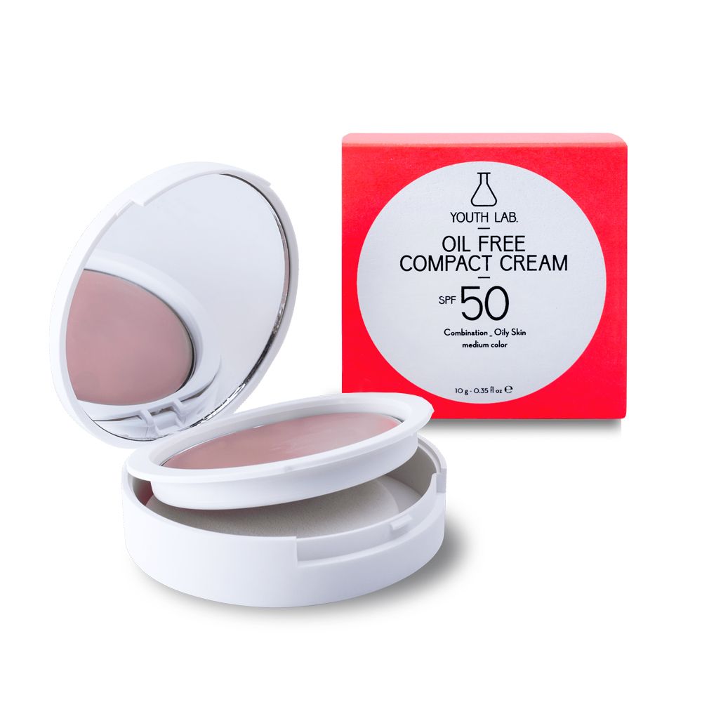 Kompakt-Creme mit Spiegel und Schwamm. Roter Karton mit Produktinformationen: Oil Free Compact Cream SPF50.
