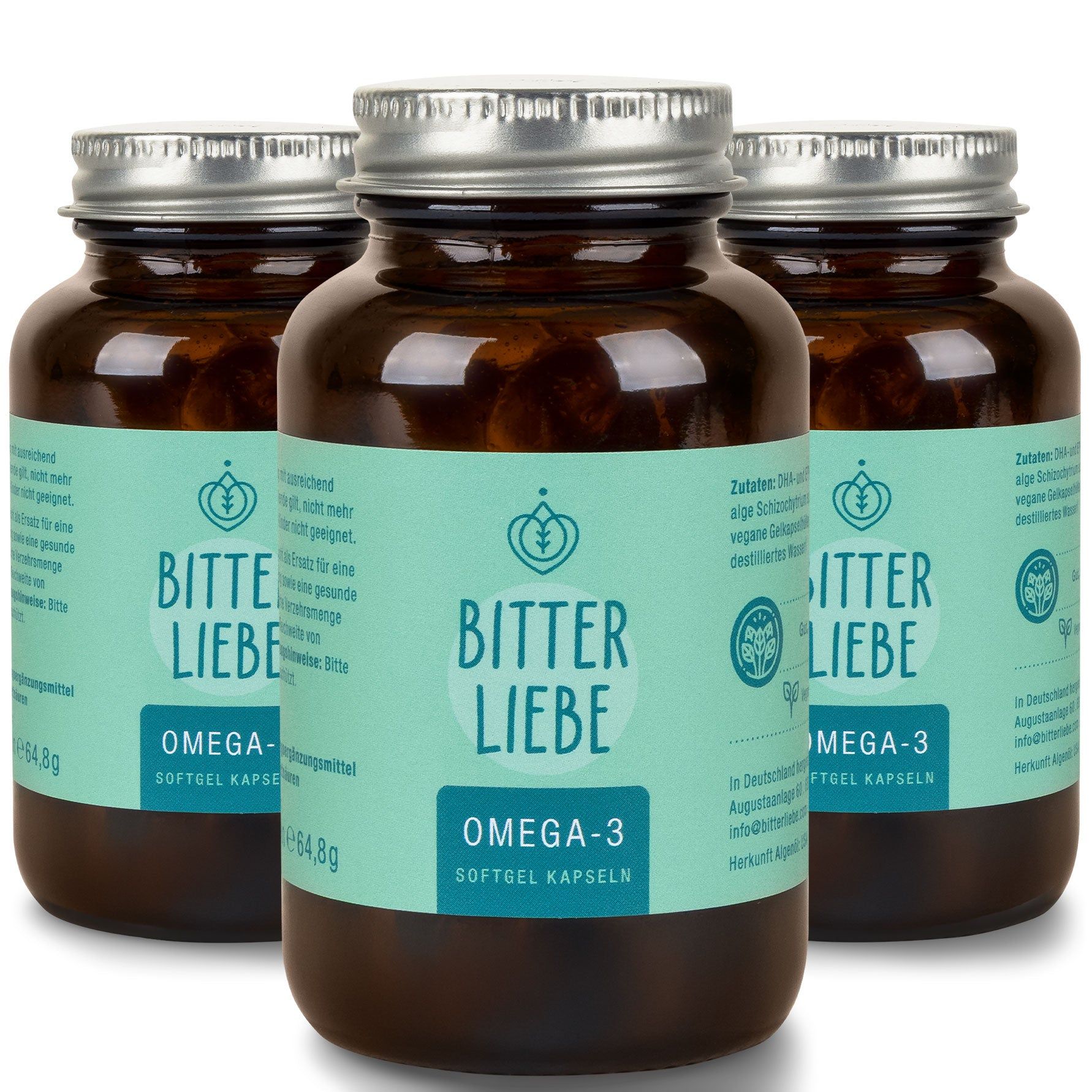 Drei braune Glasflaschen mit silbernen Deckeln. Auf jeder Flasche steht "BitterLiebe Omega-3 Softgel Kapseln".