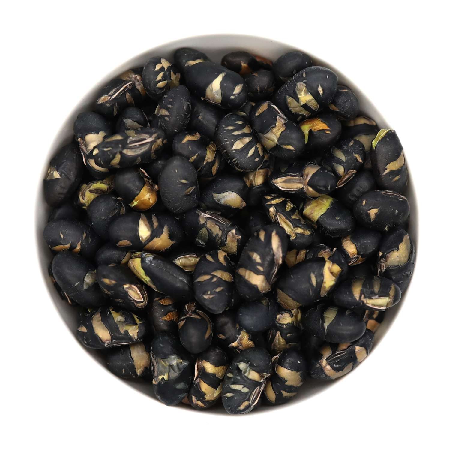Geröstete, gesalzene schwarze Sojabohnen in einer Schüssel. Dunkle Farbe mit helleren Streifen. Nahaufnahme, Draufsicht.