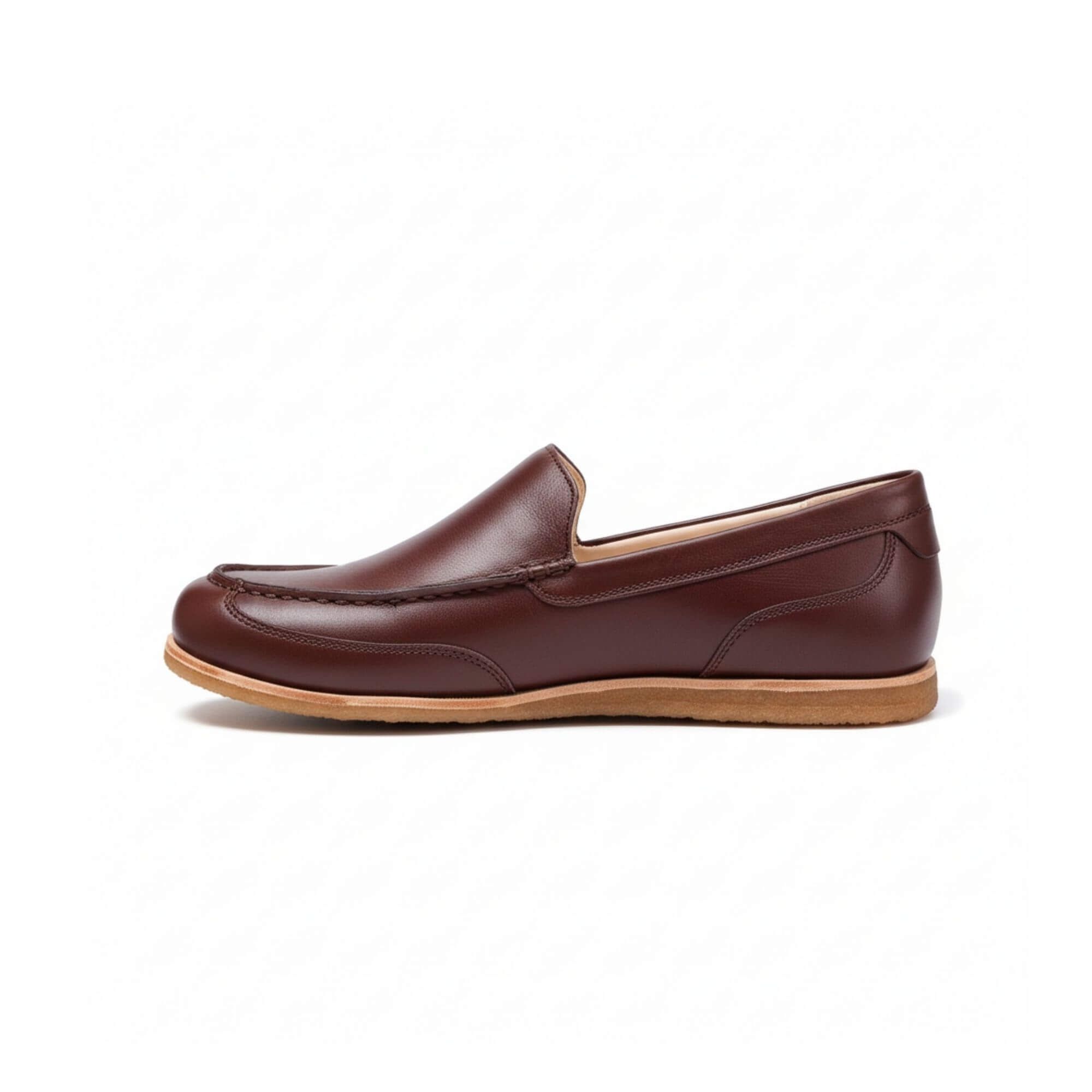 Brauner Lederslipper mit heller Sohle. Schlichtes Design.