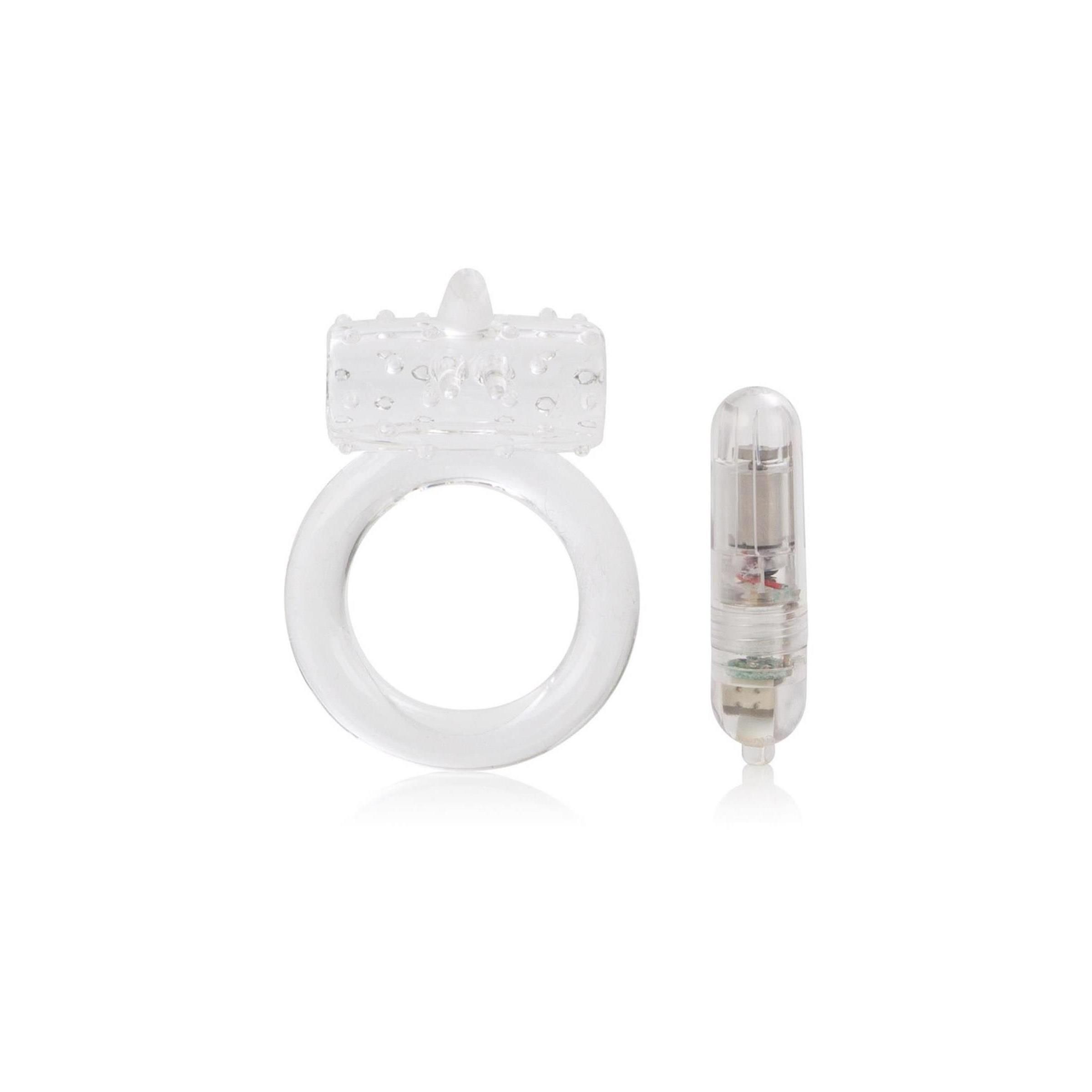 Transparenter Ring mit Aufsatz und separater Vibrator. Beide aus transparentem Material. Auf weißem Hintergrund.