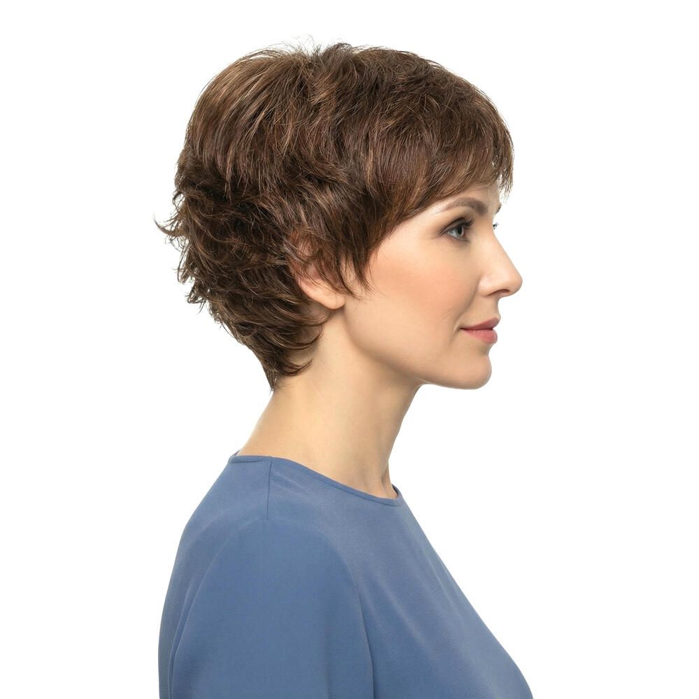 Kurzhaarperücke, braun, gewellt, mit Pony. Frau mit blauem Oberteil, Seitenansicht.