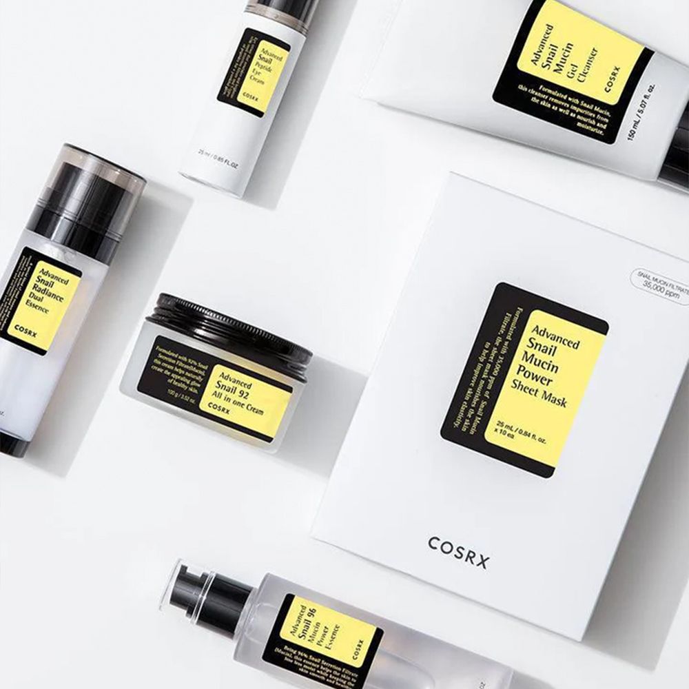 Mehrere COSRX Hautpflegeprodukte, darunter Gel-Reiniger, Essenz und Maske.