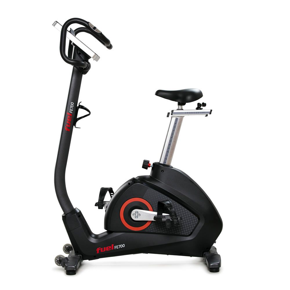 Ergometer FE700, schwarz. Sitz, Pedale, Lenker, Display. Rotes Detail am Schwungrad. Räder an der Basis.