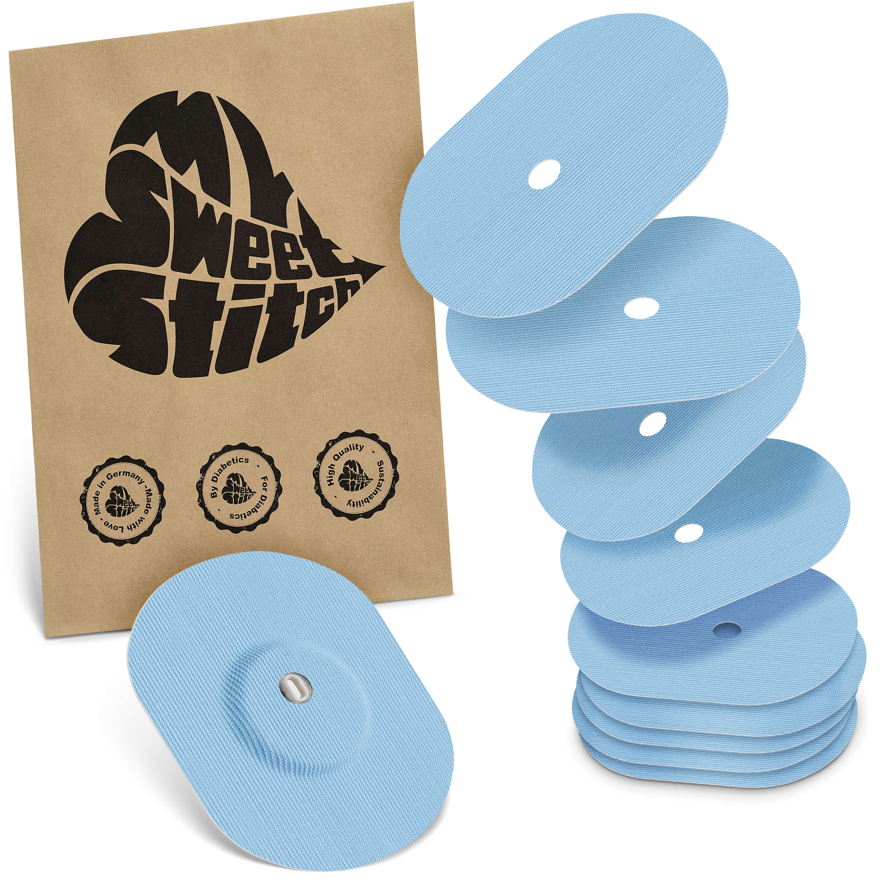 Hellblaue, ovale Pflaster mit Loch und brauner Verpackung mit Logo. Einige Pflaster sind gestapelt.