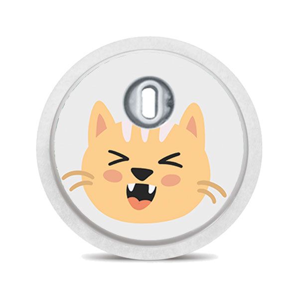 Runder Aufkleber mit einer Katze, die lächelt und die Zähne zeigt.
