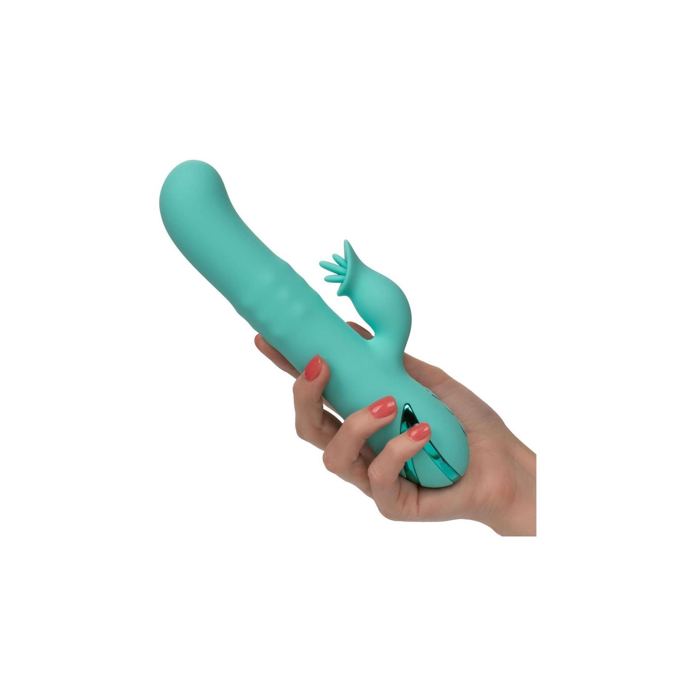 Türkisfarbener Vibrator in einer Hand gehalten. Sichtbar: Form, Knöpfe, blütenförmiger Aufsatz.