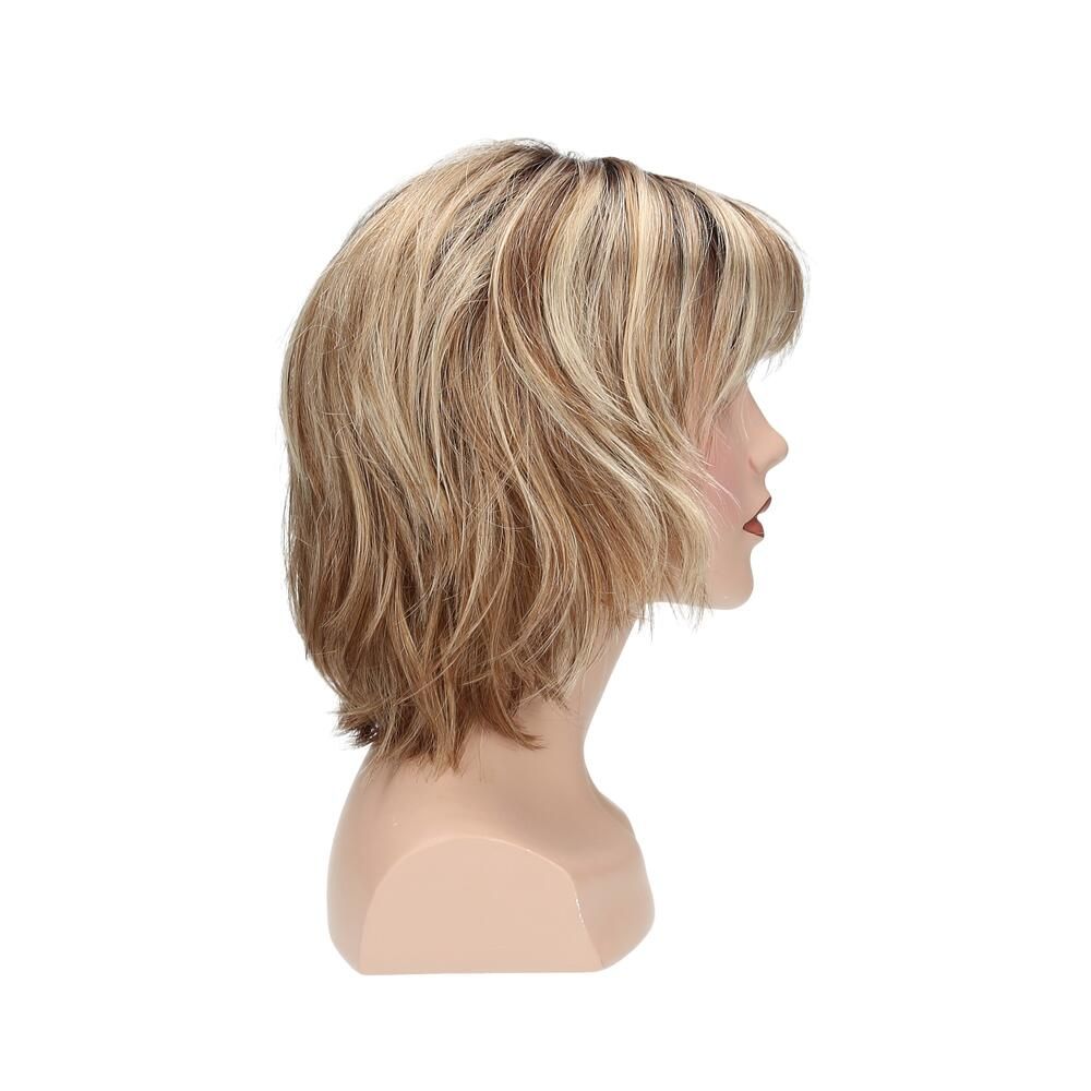 Perücke auf einem Schaufensterkopf. Blond mit braunen Strähnen, kurzer, gestufter Schnitt mit Pony. Seitenansicht.