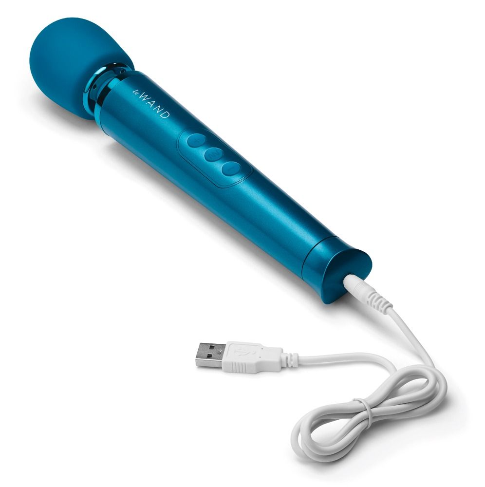 Blauer Vibrator mit USB-Kabel. Der Schriftzug "Le Wand" ist sichtbar. Der Kopf ist abgerundet.