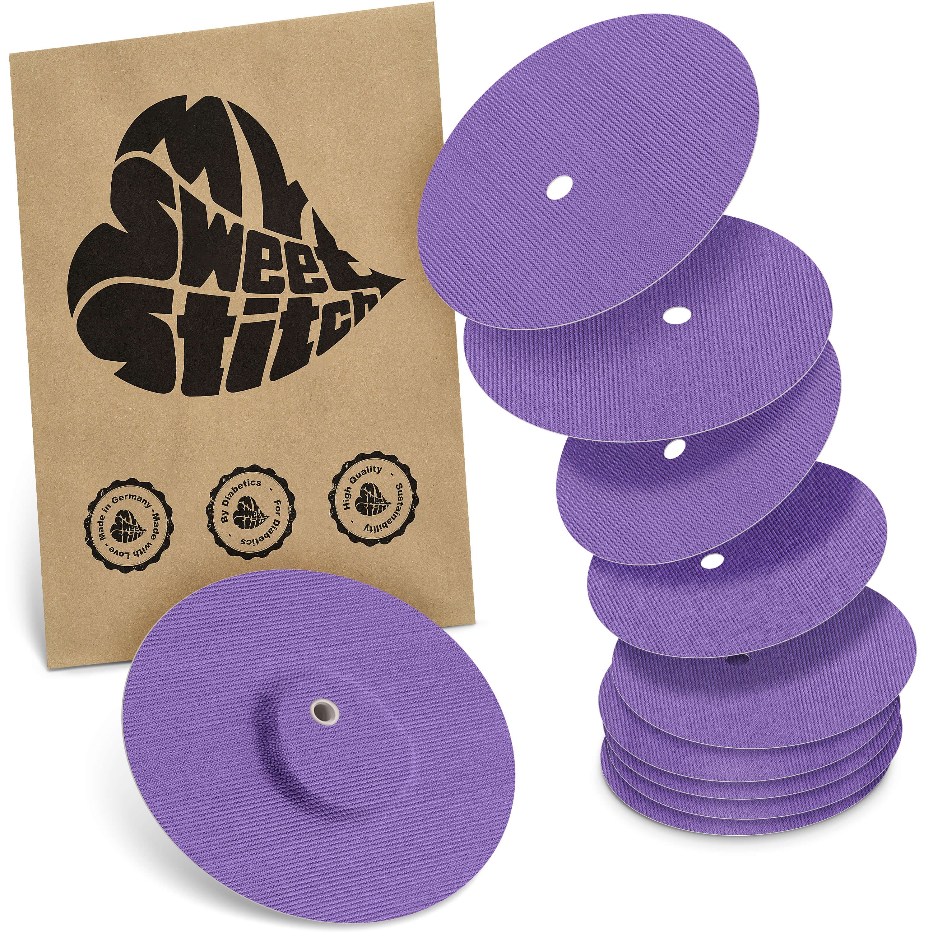 Beutel mit Aufklebern. Lila, runde Pflaster mit Loch. Aufkleber mit Logo 'MySweetStitch'. Verpackung aus braunem Papier.