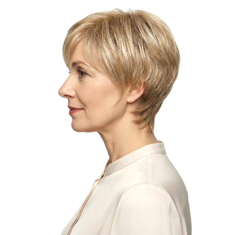 Kurzhaarperücke, blond mit Strähnen, Seitenansicht einer Frau. Die Frau trägt ein helles Oberteil.