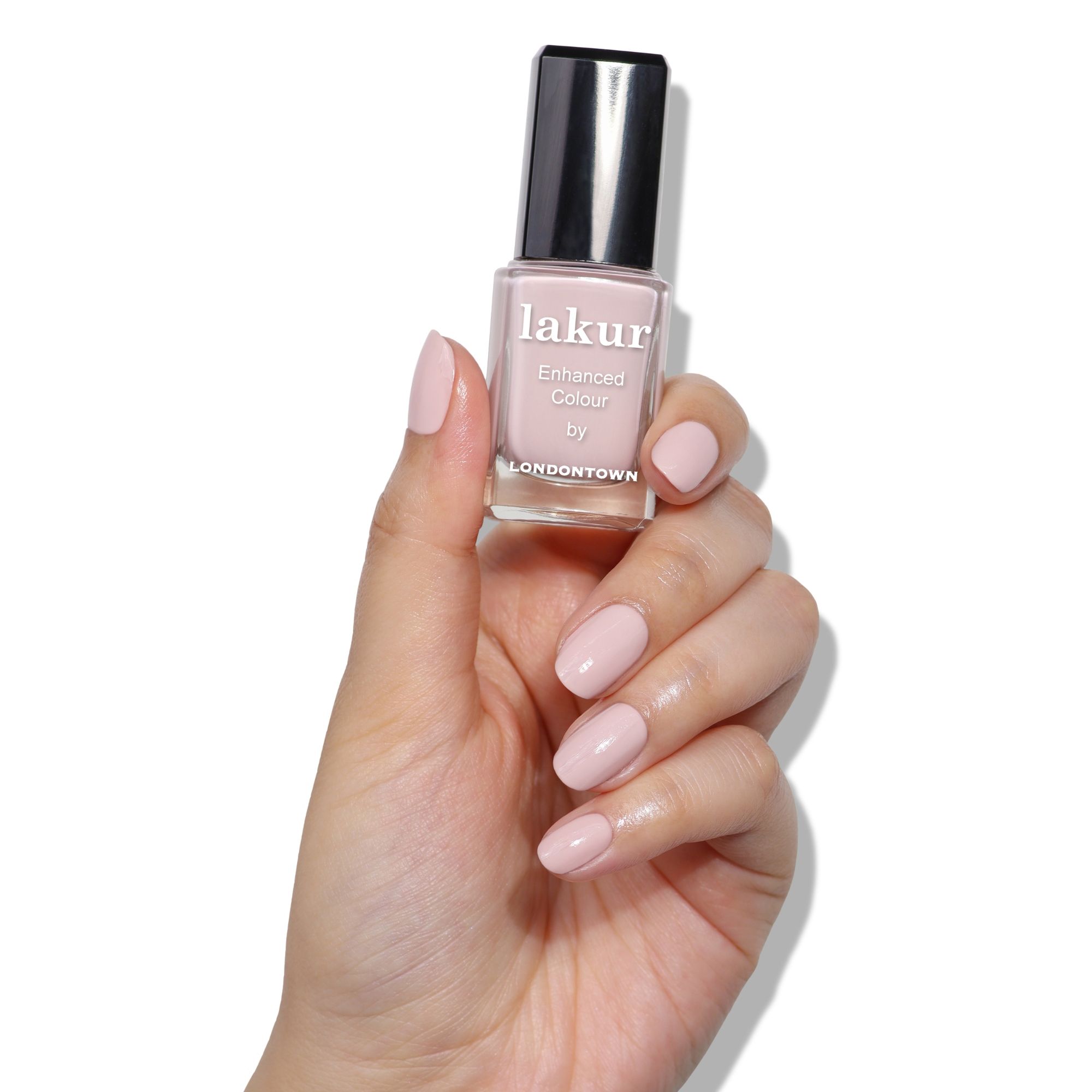 Nagellackflasche mit lackierten Nägeln. Aufschrift: lakur Enhanced Colour by LONDONTOWN.