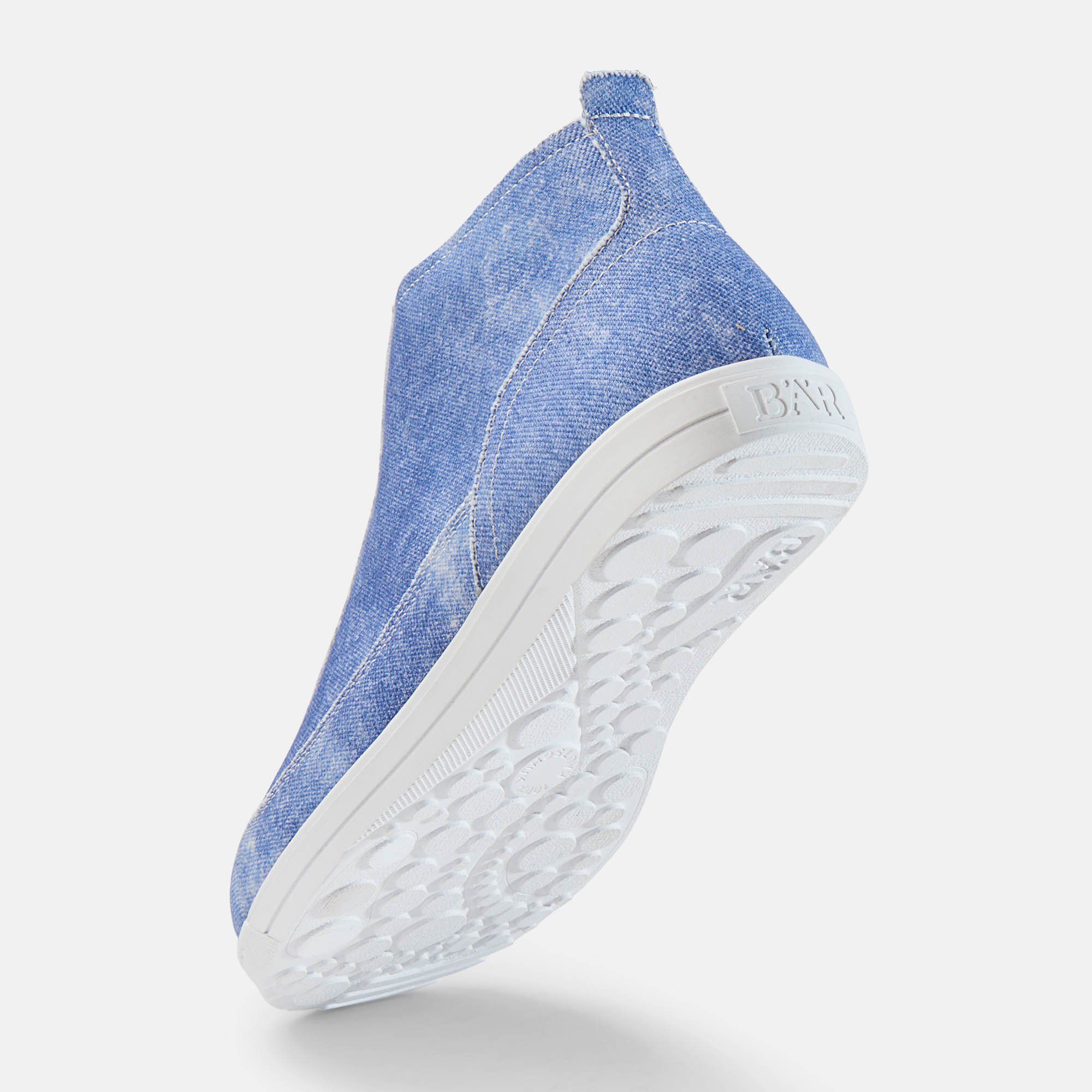 Hellblaue Stiefelette aus Jeansstoff. Blick auf die Sohle. Innenfutter aus hellem Fell. BÄR-Logo.