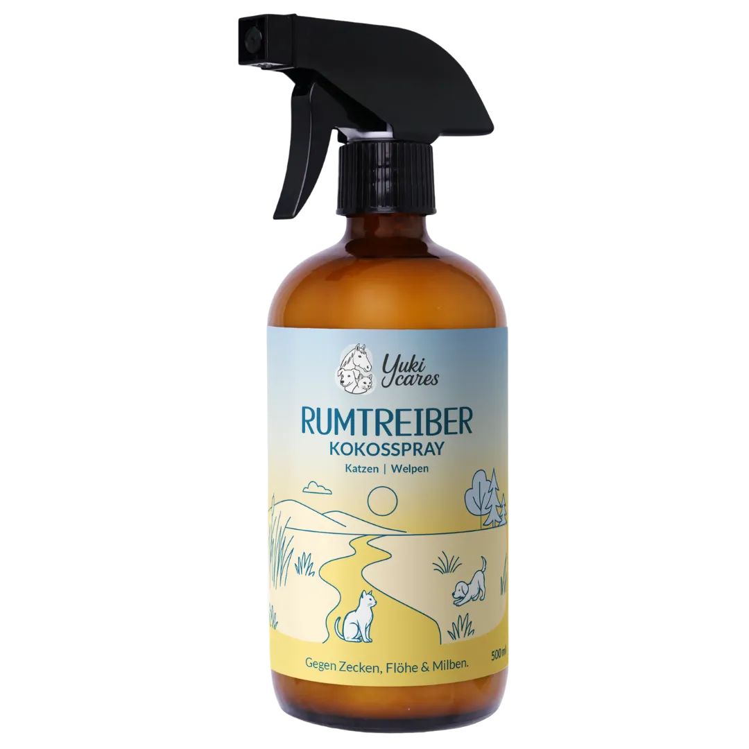 Braune Sprühflasche mit Etikett. Aufschrift: Rumtreiber Kokosspray für Katzen. Mit Sprühkopf. Aufschrift: Gegen Zecken, Flöhe & Milben.