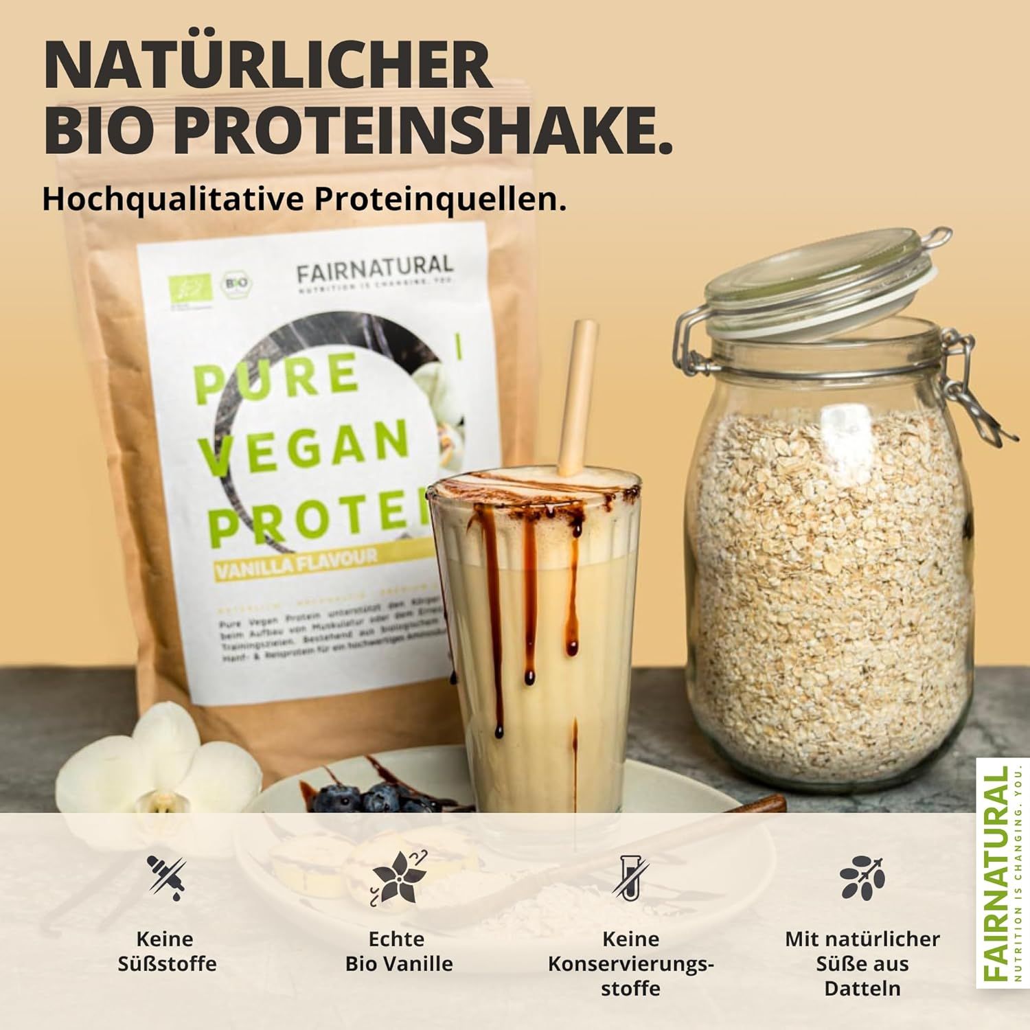 Proteinshake mit Strohhalm, Haferflocken im Glas, Protein-Pulver-Beutel. Text: Bio, Vanille, keine Süßstoffe, Datteln.