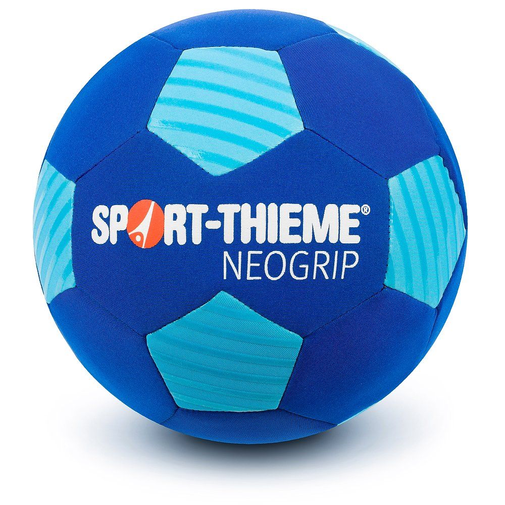 Blauer Fußball mit weißen und hellblauen Fünfecken. Text: Sport-Thieme Neogrip.