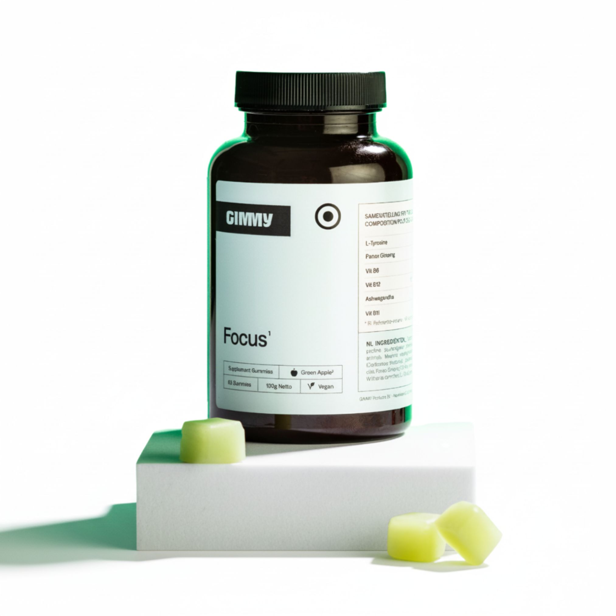 Eine Flasche mit dem Etikett "Focus" und gelben Gummibärchen auf einem weißen Podest. Schwarzer Deckel.