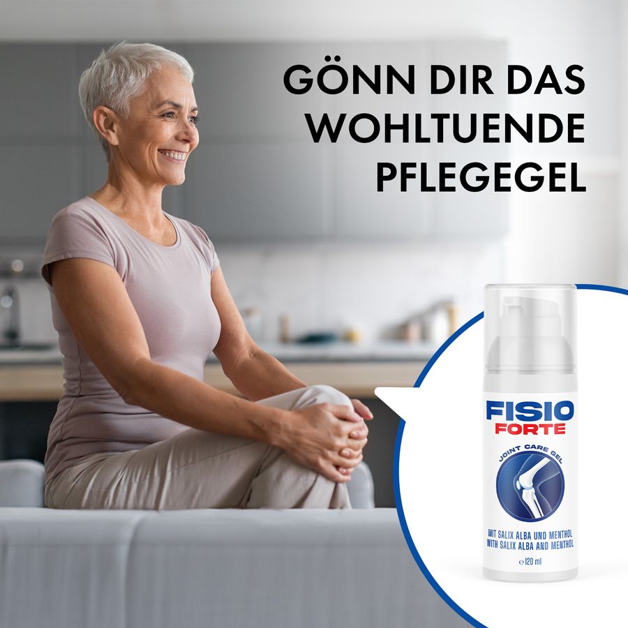 Ältere Frau sitzt auf einer Couch, Fisio Forte Gel-Flasche neben ihr. Text: Gönn dir das wohltuende Pflegegel.