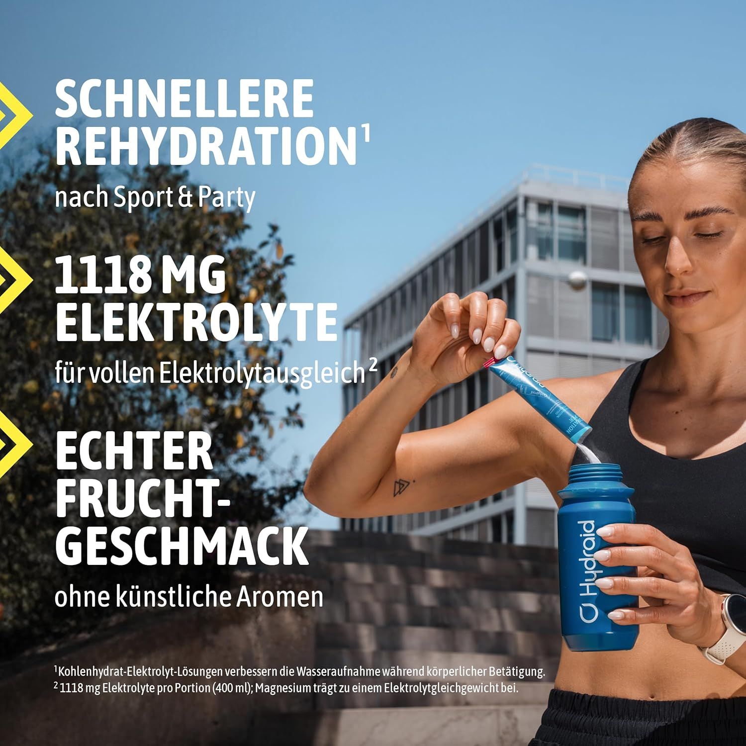 Frau gießt Pulver aus einem Stick in eine blaue Trinkflasche. Text: Schnellere Rehydration, 1118 mg Elektrolyte, Echter Fruchtgeschmack.