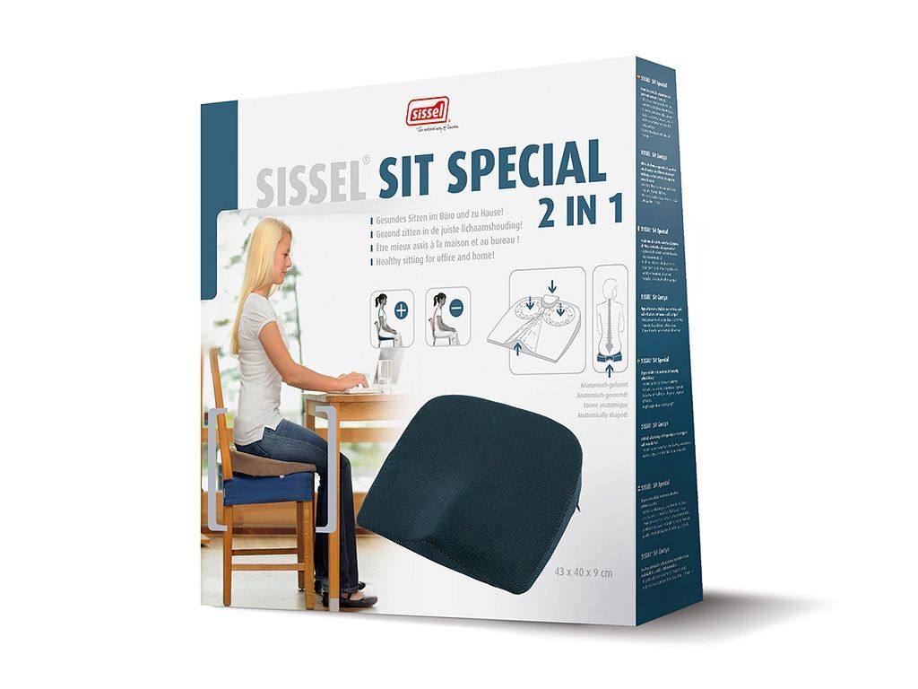 Verpackung mit Produktabbildung. Aufdruck: Produktname, Frau sitzt auf Stuhl mit Keilkissen, Illustrationen.