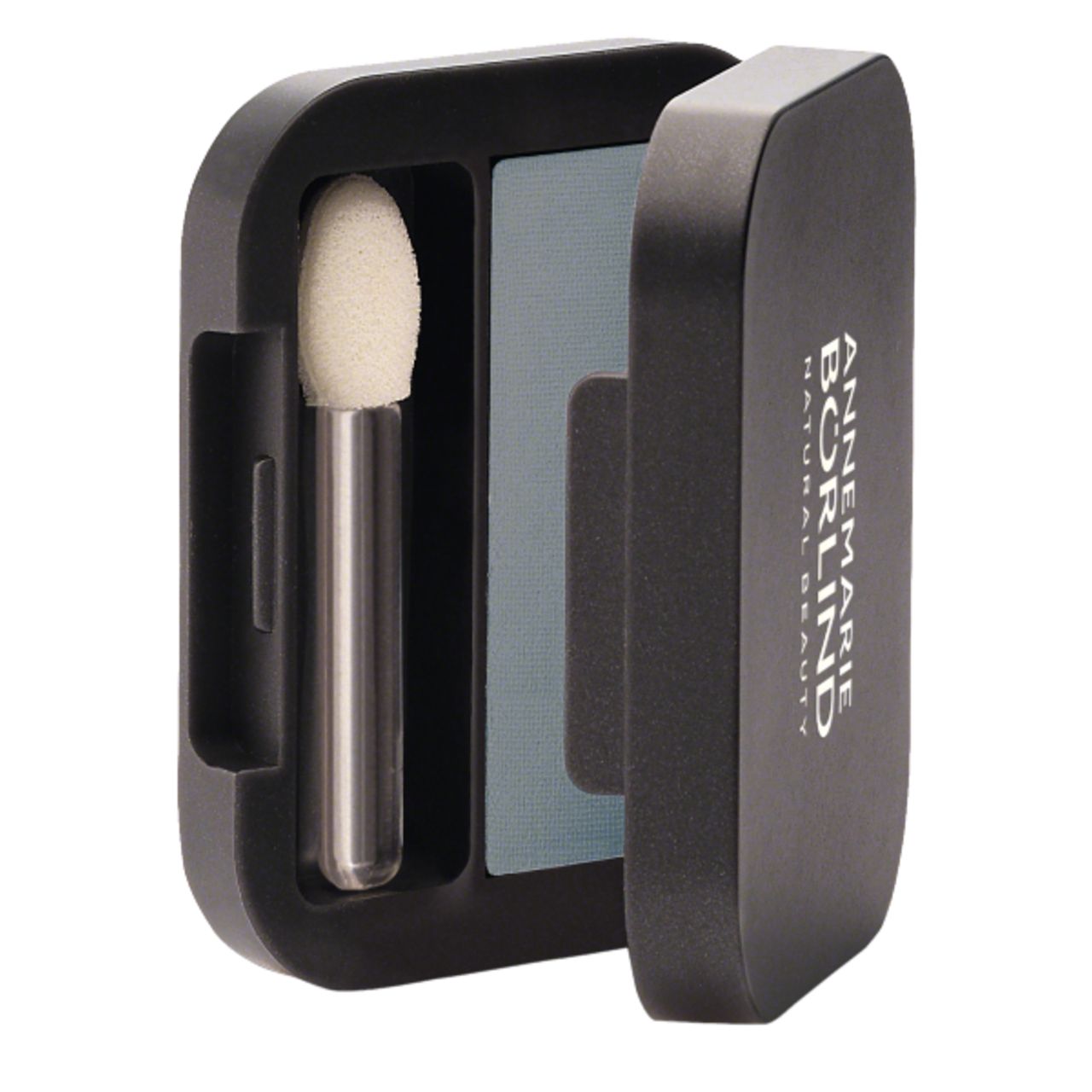Dunkelgraue Lidschatten-Palette mit Applikator. Schwarzes Etui mit Markenlogo. Geöffnet, Lidschatten sichtbar.
